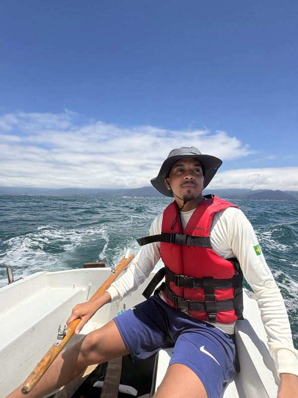 Eduardo Vieira, fundador da crie.repita, a bordo de um barco
